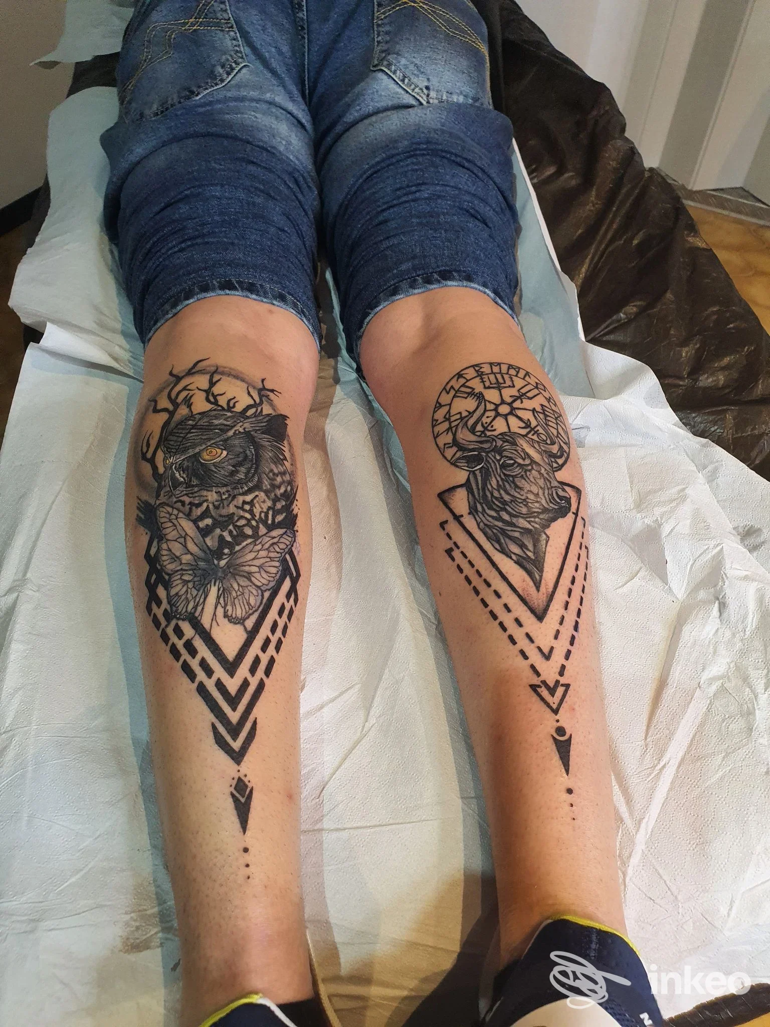 Due polpacci tatuati con un gufo e un volto barbuto entro motivi geometrici, fotografia di lavoro eseguito presso Love Hate Tattoo & Piercing Srl.S, Conegliano.