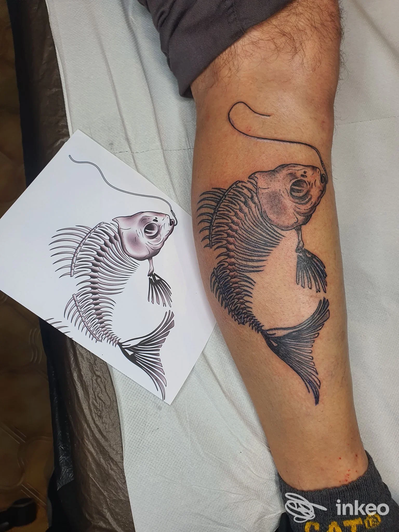 Tatuaggio di uno scheletro di pesce sull'avambraccio, foto fornita da Love Hate Tattoo & Piercing Srl.S, Conegliano.