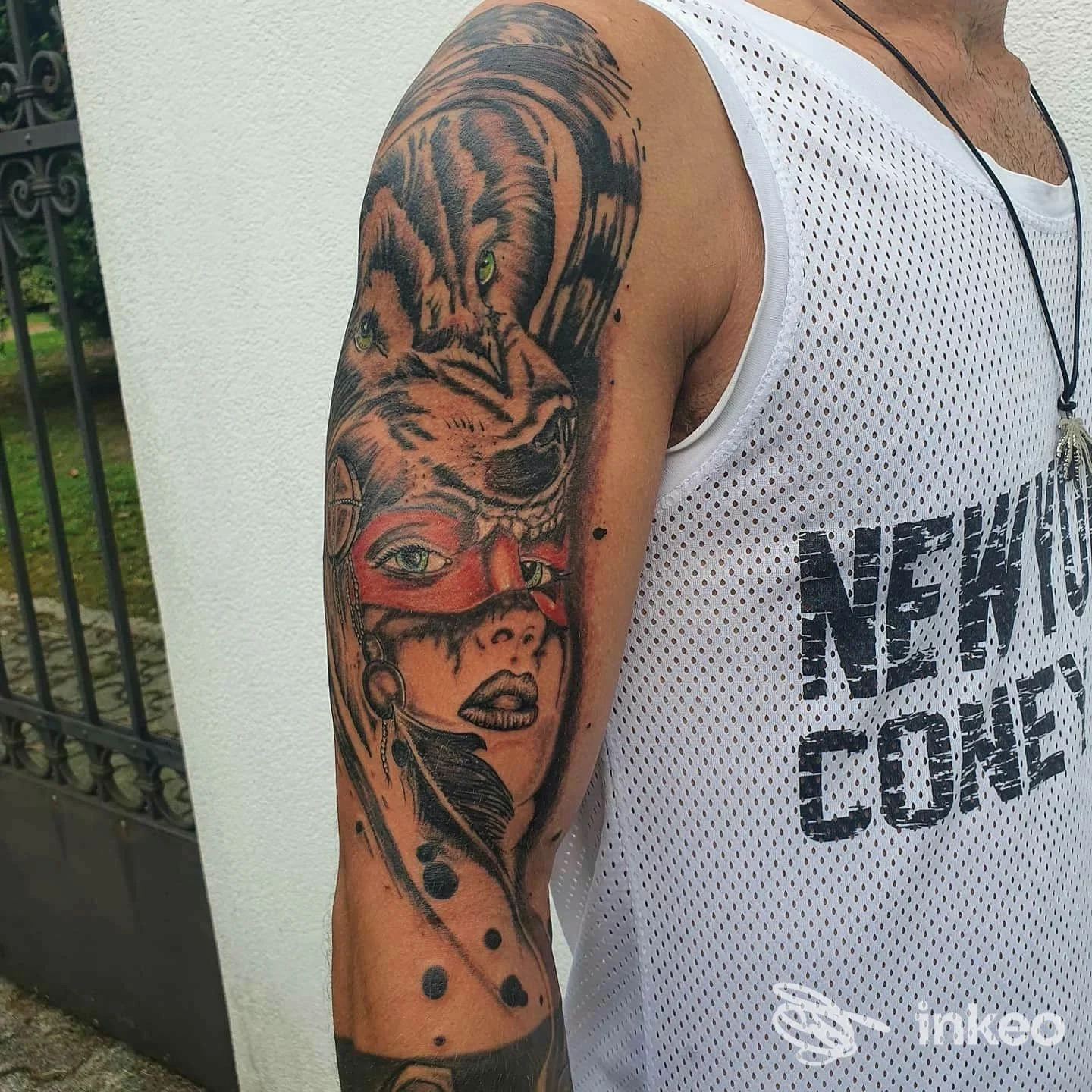 Tatuaggio realistico su braccio superiore con volto femminile e testa di tigre — Love Hate Tattoo & Piercing Srl.S, Conegliano.