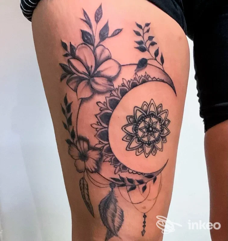Tatuaggio floreale e mandala su coscia, foto inviata da Luci ed Ombre Ink Tattoo Studio a Motta di Livenza.