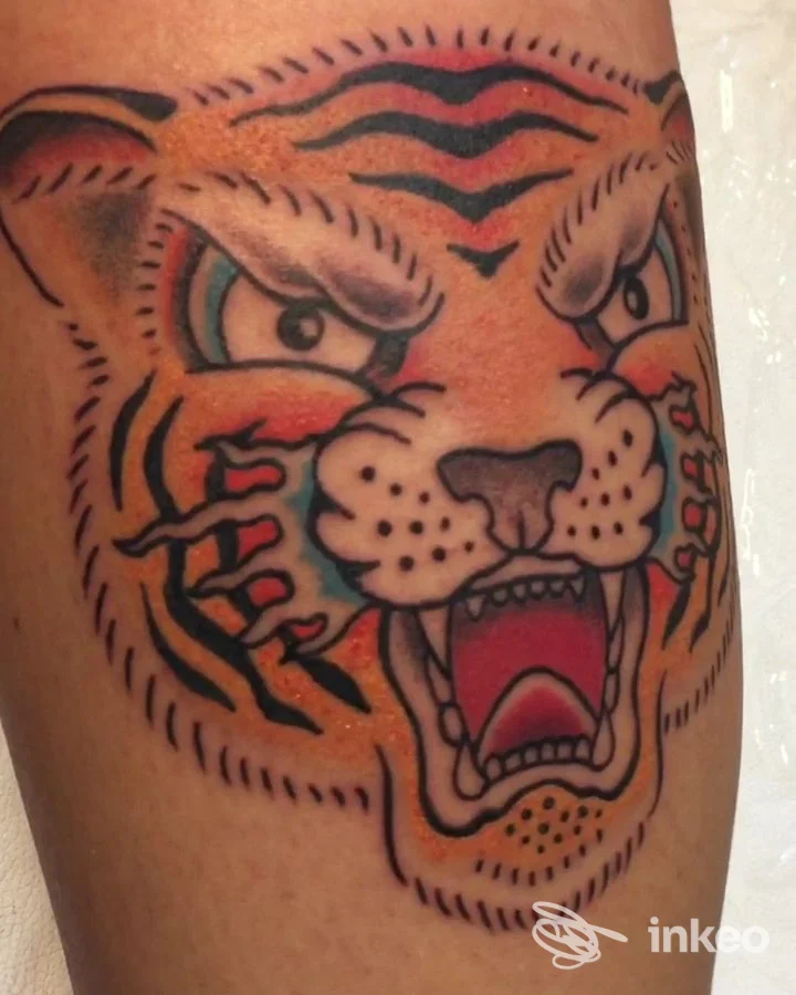 Tatuaggio testa di tigre a colori fotografato sul polpaccio, immagine fornita da MACCHIANERA TATTOO STUDIO a Villorba.