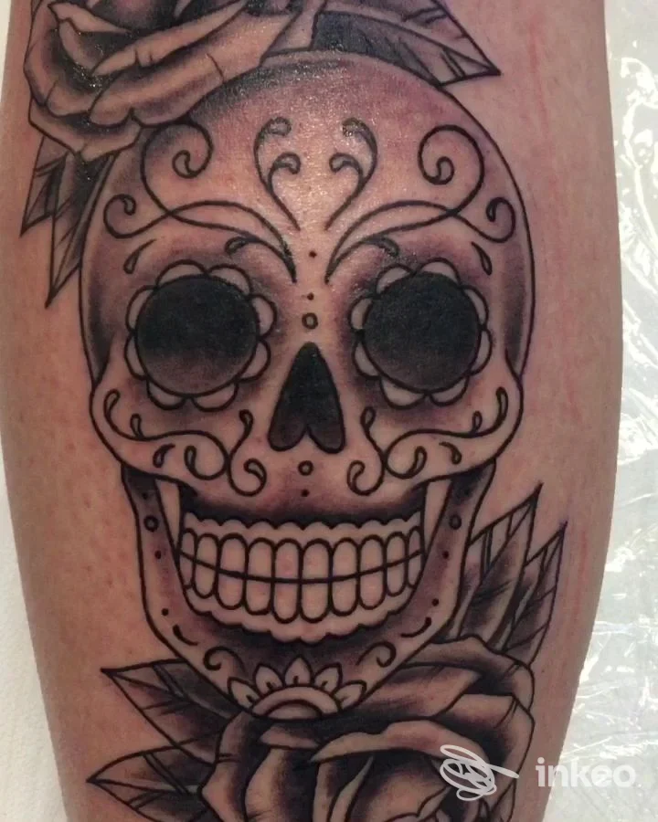 Tatuaggio teschio in stile sugar skull in nero e grigio su pelle, realizzato da MACCHIANERA TATTOO STUDIO a Villorba.