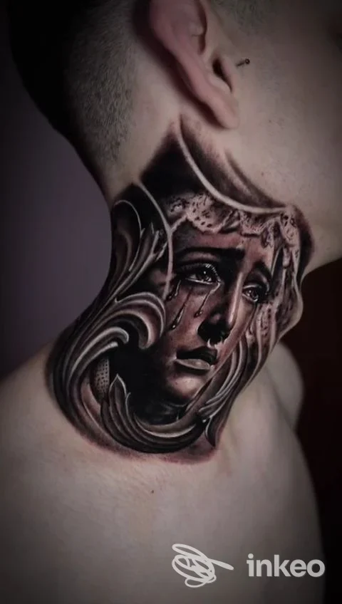 Primo piano laterale di un tatuaggio realistico a contrasto sul collo raffigurante un volto piangente.