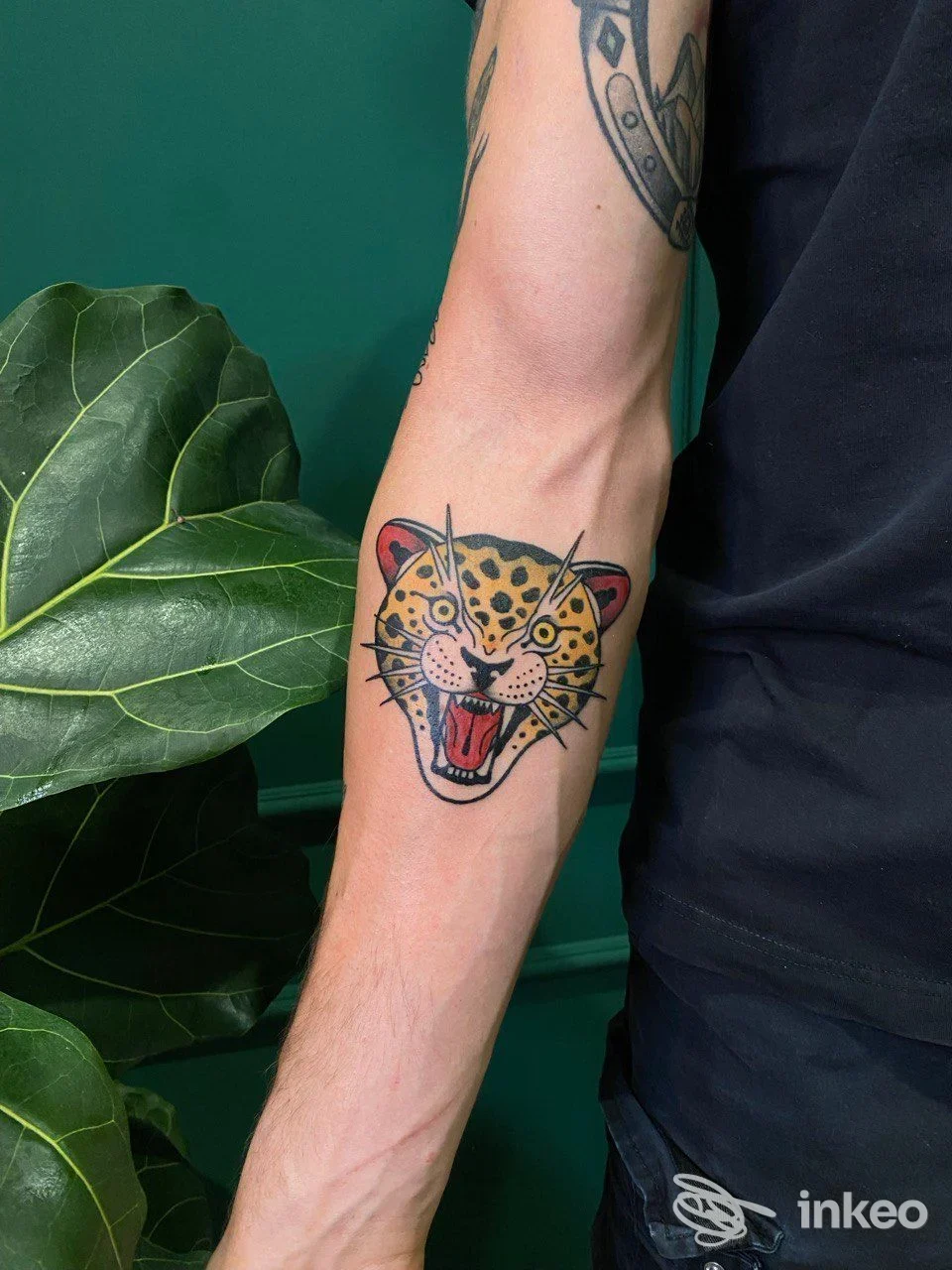 Tatuaggio colorato di testa di giaguaro sull'avambraccio, foto di Lux Aeterna Tattoo Studio a Mussolente.