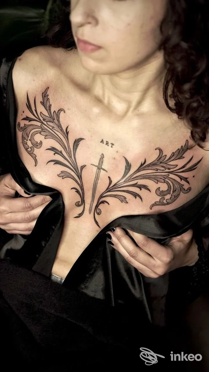Tatuaggio ornamentale a petto con spada centrale, foto dello studio Lux Aeterna Tattoo Studio a Mussolente.