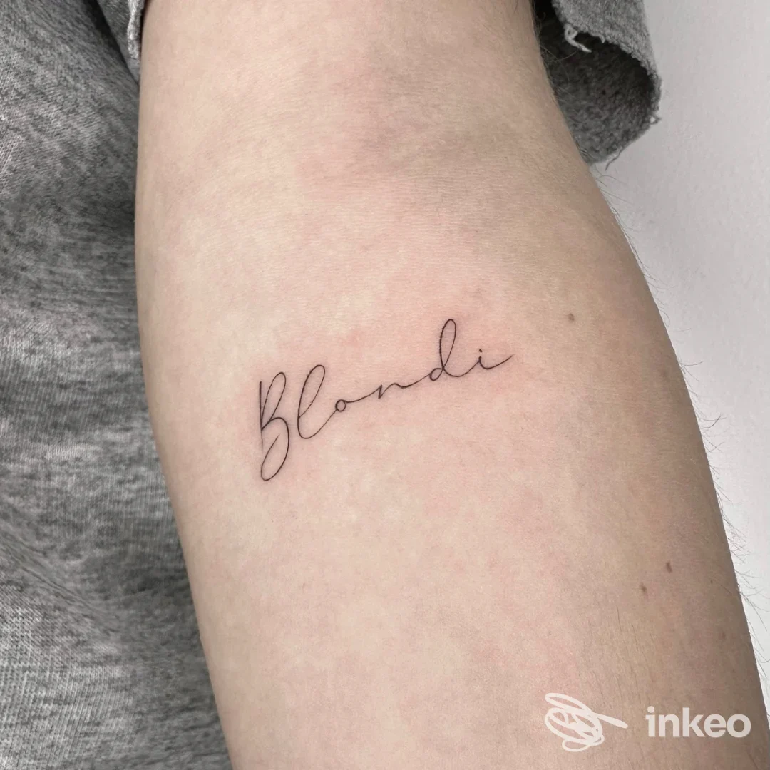 Piccolo tatuaggio scritta 'Blondi' in calligrafia sul lato interno dell'avambraccio. Magd’Art Tattoo & Piercing, Castelfranco Veneto.