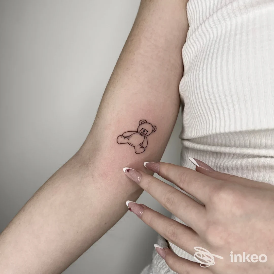 Piccolo tatuaggio a contorno a forma di orsacchiotto sull'interno dell'avambraccio, foto di Magd’Art Tattoo & Piercing, Castelfranco Veneto.