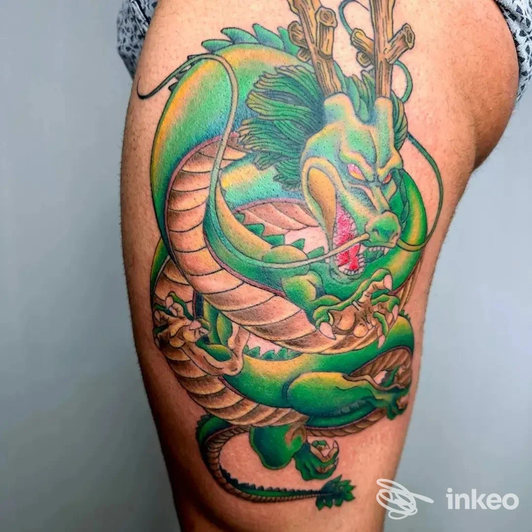 Grande tatuaggio di drago verde sulla coscia, fotografia realizzata da Mamma Non Vuole Tattoo Ink a Monteforte d'Alpone.