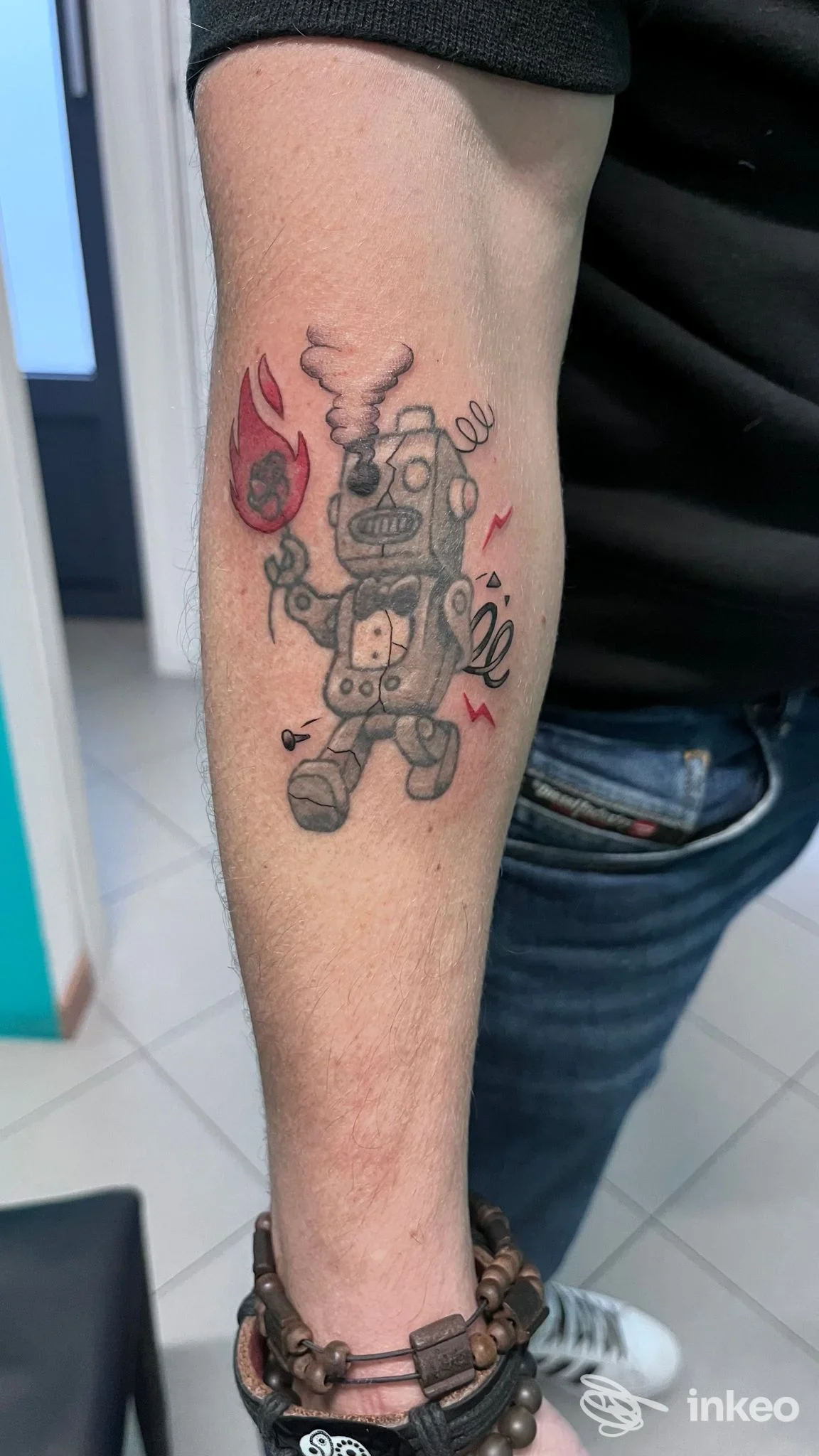 Tatuaggio robot in stile cartoon sull'avambraccio realizzato da Mastodon Tattoo Verona a Lugagnano.