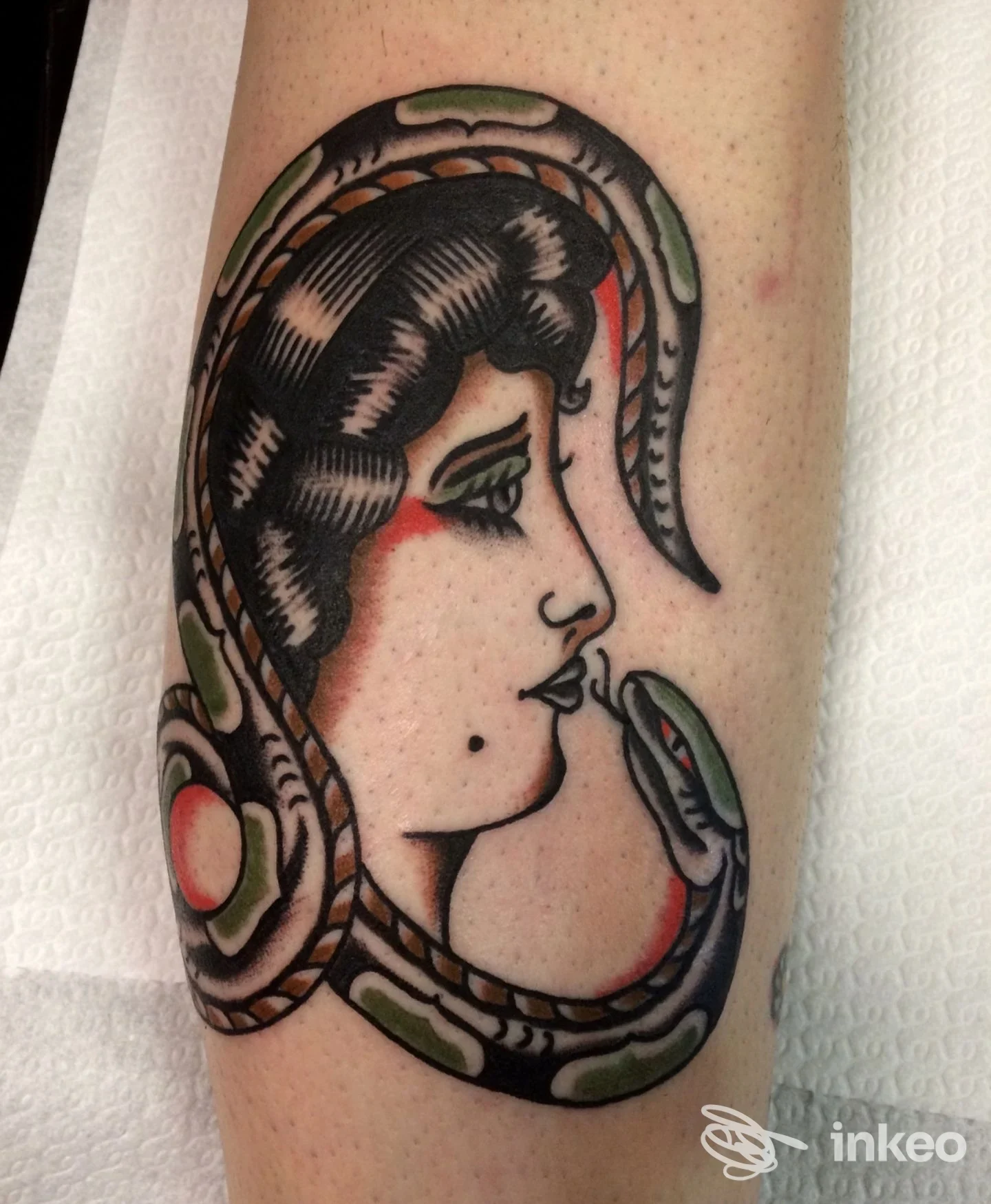 Tatuaggio tradizionale con profilo femminile e serpente sull'avambraccio, Nord Tattooing, Belluno.