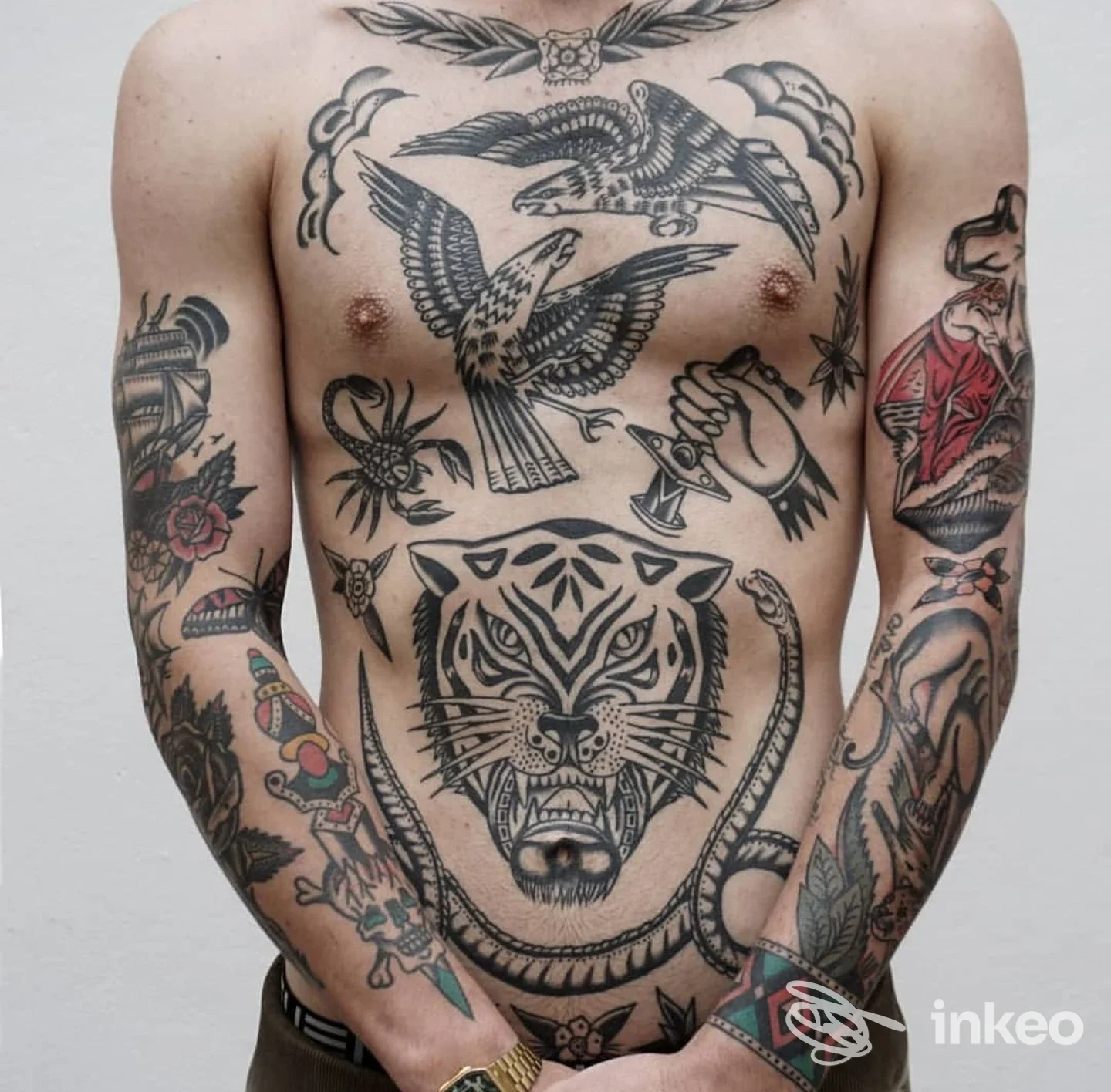 Foto frontale del torso tatuato per Nord Tattooing a Belluno, grande tigre addominale e uccelli sul petto.