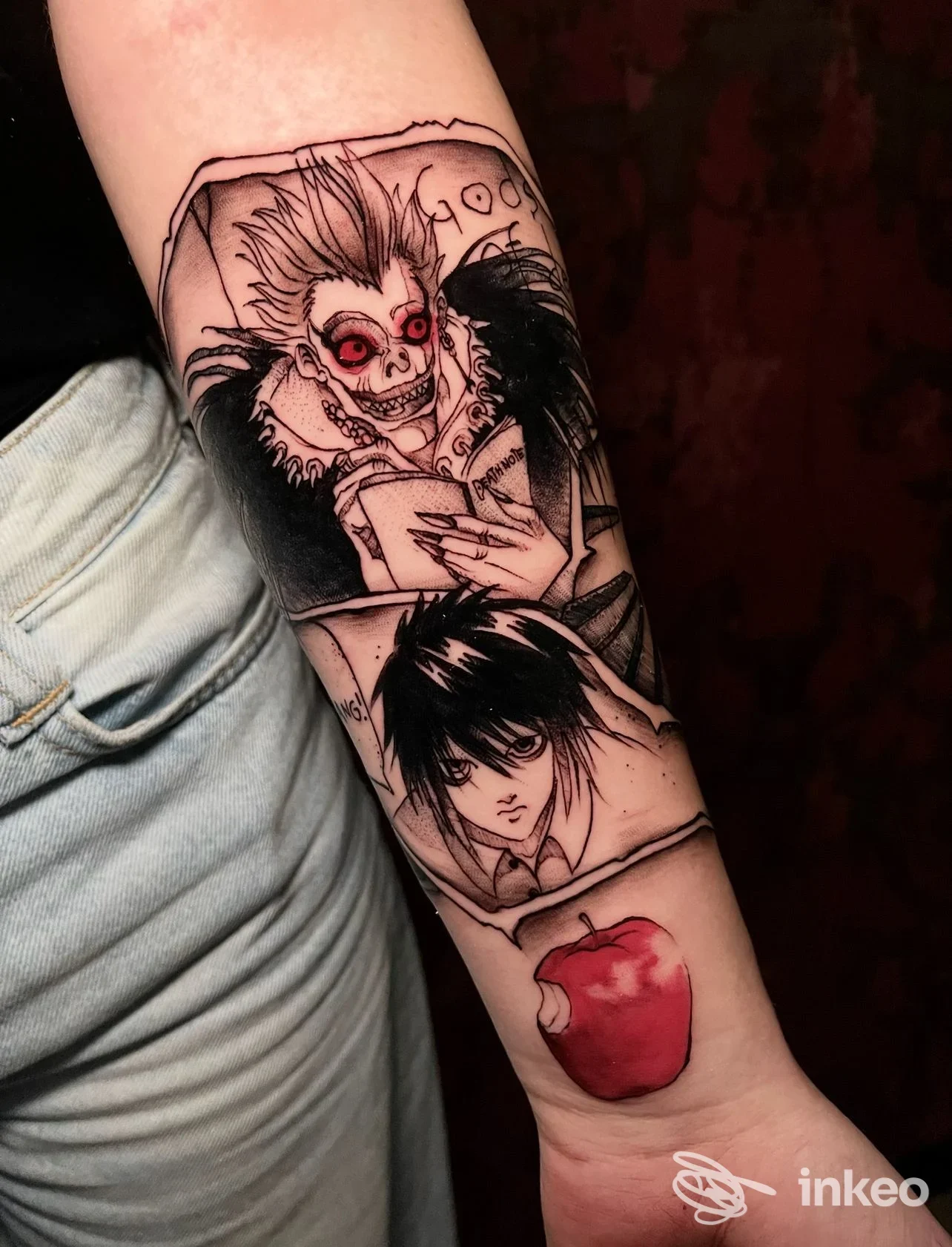 Tatuaggio su avambraccio con personaggi in stile manga/anime e una mela rossa, realizzato da Not Equal Tattoo (Veleno Tattoo), Thiene.
