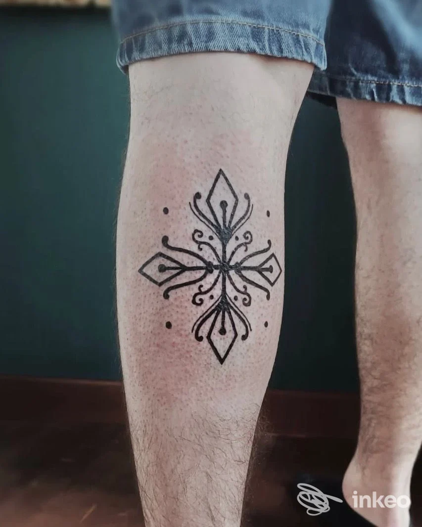 Tatuaggio ornamentale sul polpaccio realizzato da Mirabilia Tattoo Studio a Treviso.