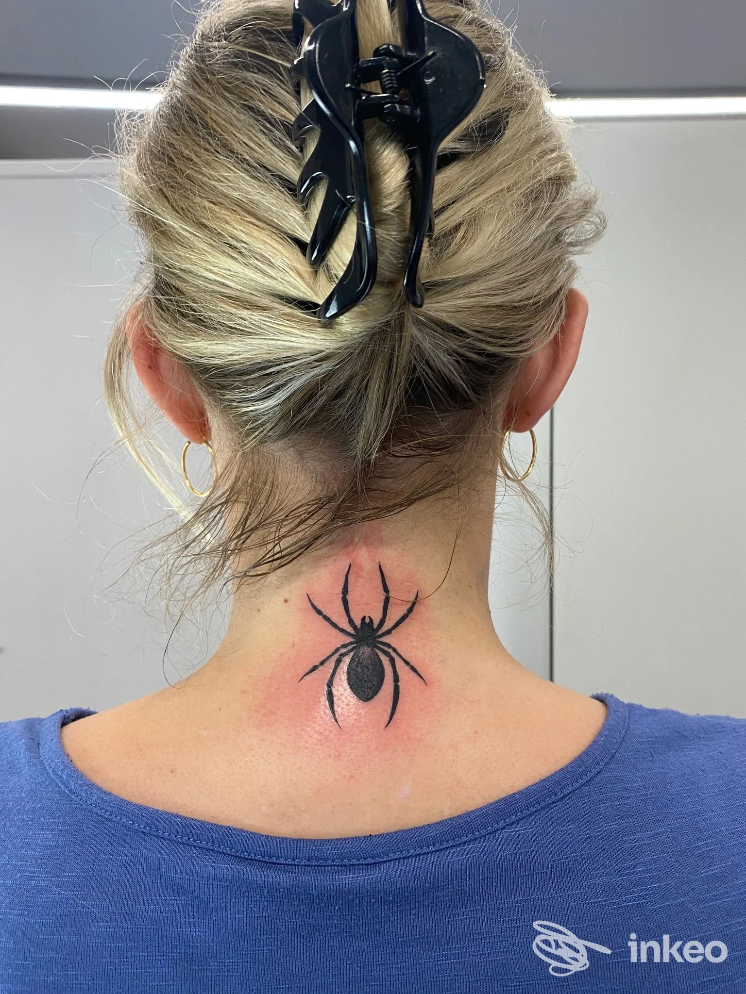 Tatuaggio a forma di ragno sulla nuca di una cliente, realizzato da Old Skull Tattoo di Diliso Elia Raffaello a Verona.
