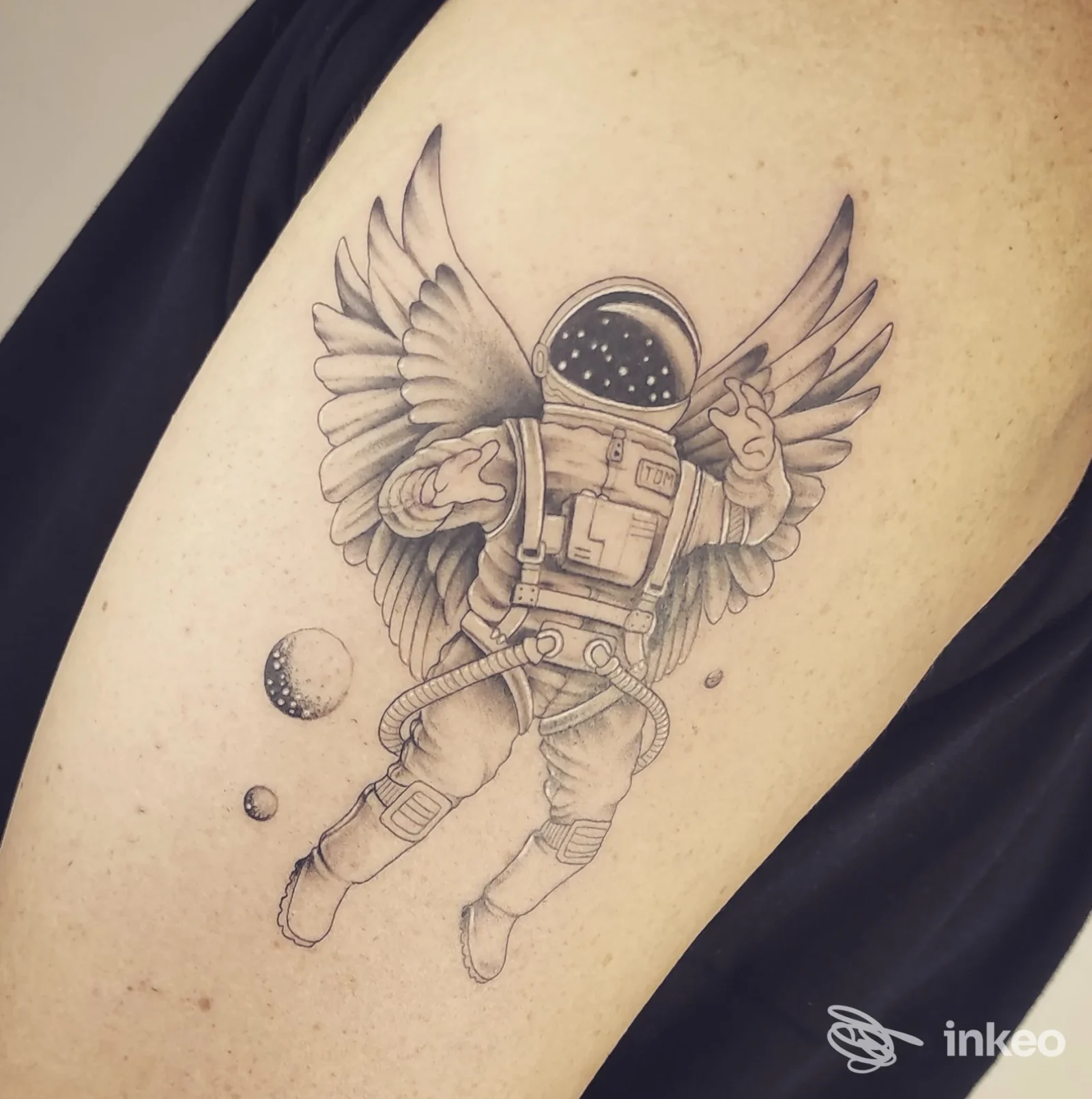 Tatuaggio black&grey di un astronauta con ali sul braccio, Old Skull Tattoo di Diliso Elia Raffaello, Verona.