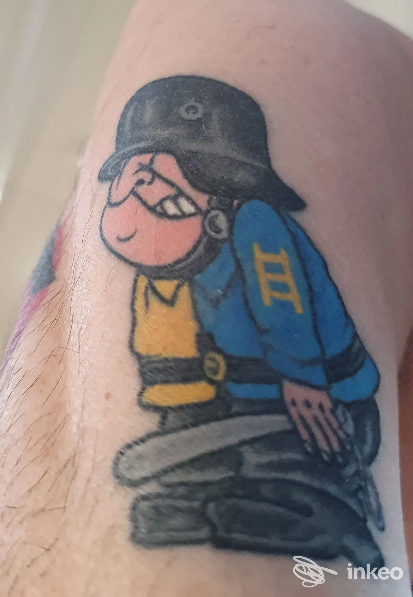 Tatuaggio a colori sul polpaccio raffigurante un personaggio fumettistico con casco, realizzato da PROJECT M-TATTOO a Casaleone.