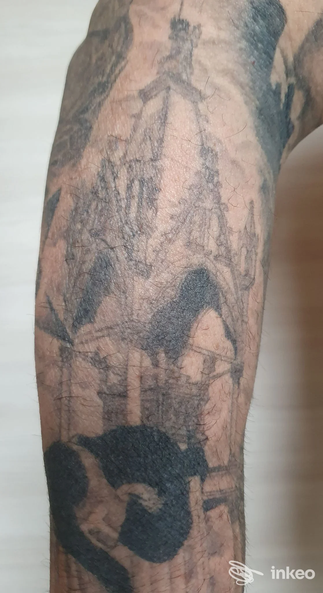 Primo piano di tatuaggi neri sull'avambraccio, foto fornita da PROJECT M-TATTOO, Casaleone.