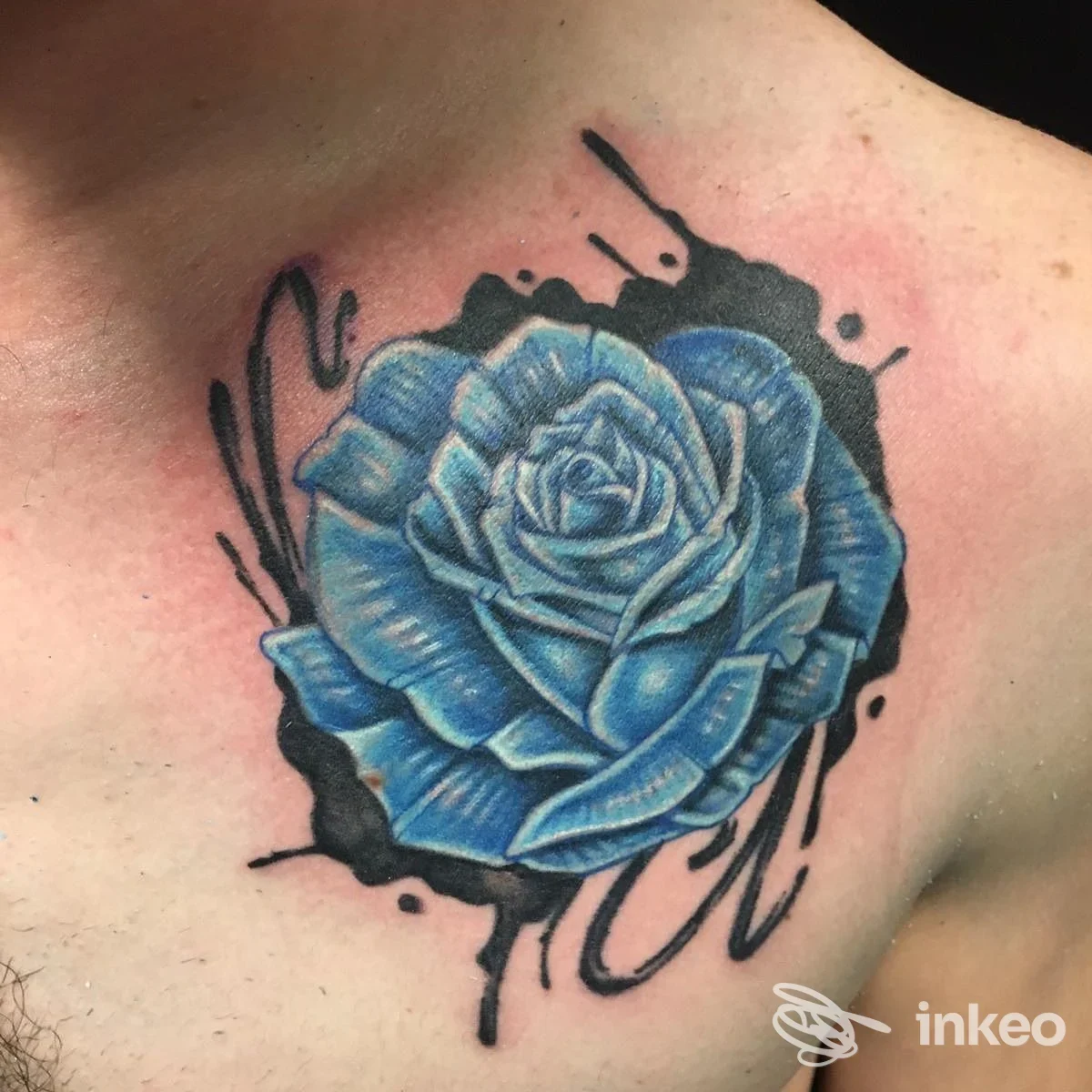 Tatuaggio di una rosa blu sul torace/spalla, foto nitida realizzata da Piuma Nera Tattoo ad Abano Terme.