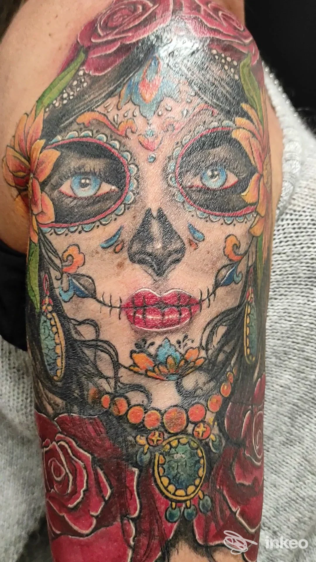 Tatuaggio colorato in stile sugar skull sull'omero con rose e gioielli, eseguito da Ogm Tattoo Studio, Valbrenta.