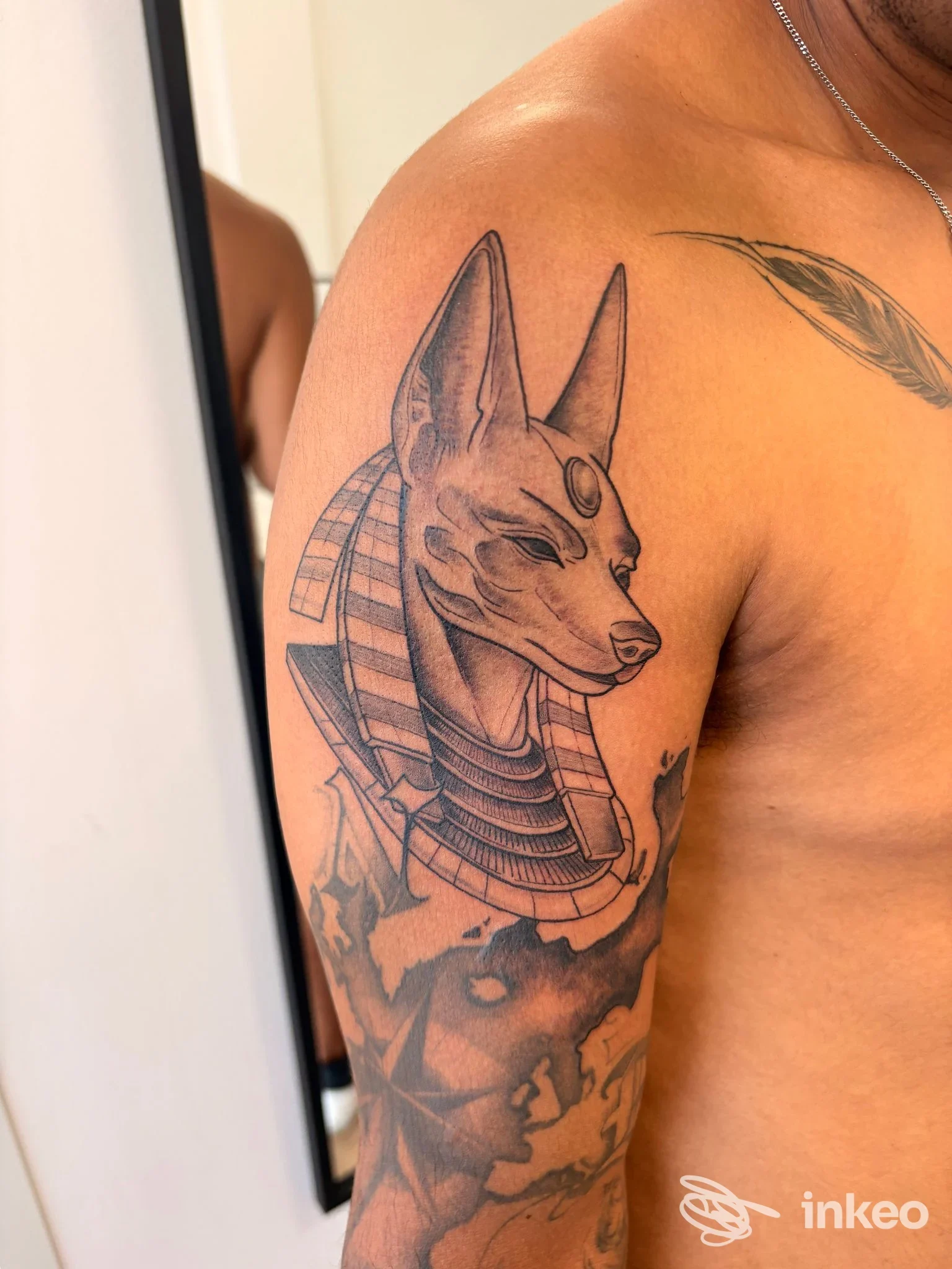 Tatuaggio su spalla e braccio superiore raffigurante Anubi in blackwork, fotografia da Owl Tattoo studio di Soccodato Giulia a Malo.