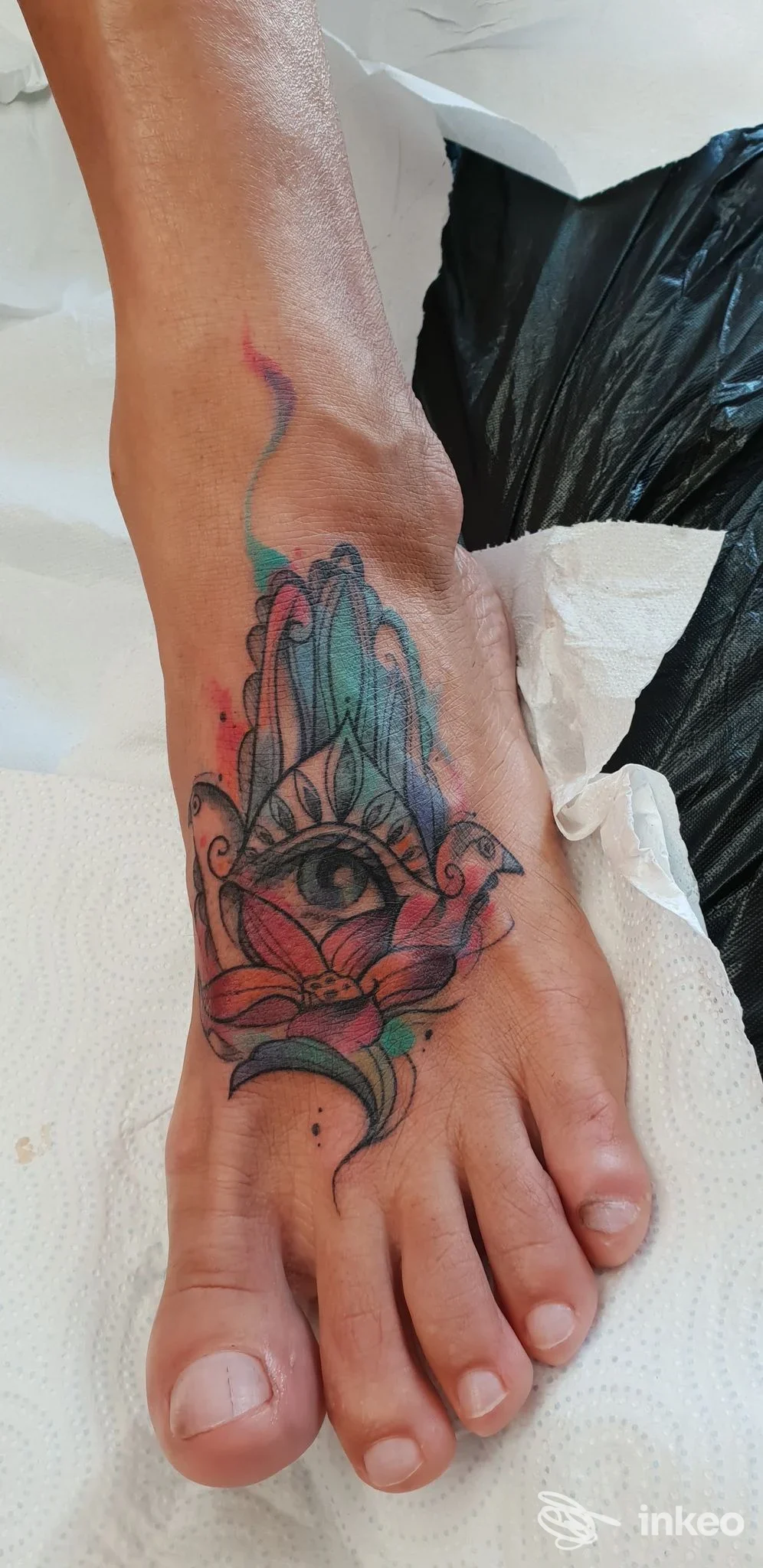 Tatuaggio a colori con occhio ornamentale sul dorso del piede, Rac Rac Tattoo Boutique, Legnago.