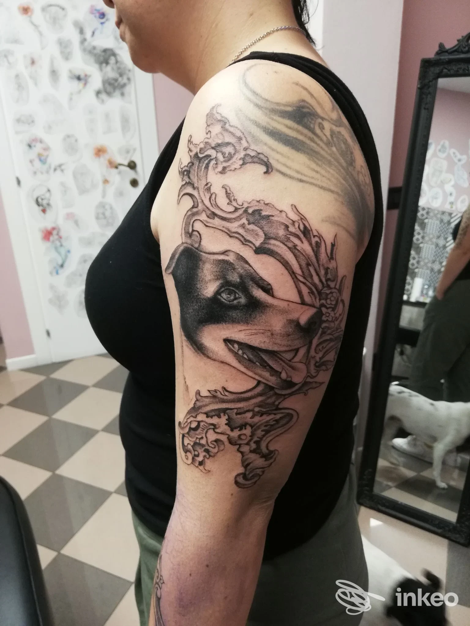 Tatuaggio realistico in bianco e nero su braccio superiore, foto condivisa da Rac Rac Tattoo Boutique, Legnago.