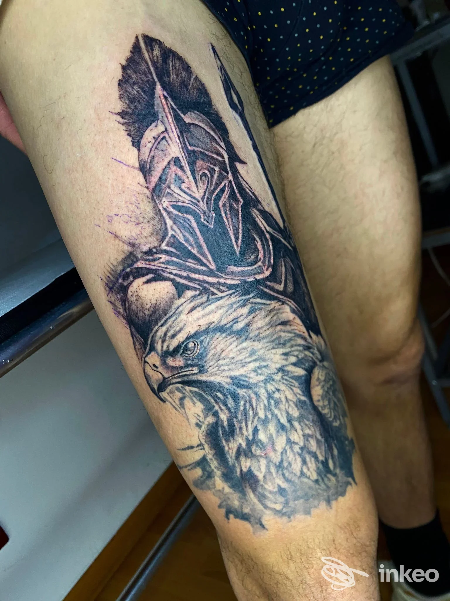 Tatuaggio realistico su coscia con elmo/guerriero e aquila, PuraVida tattoo, Quinto.