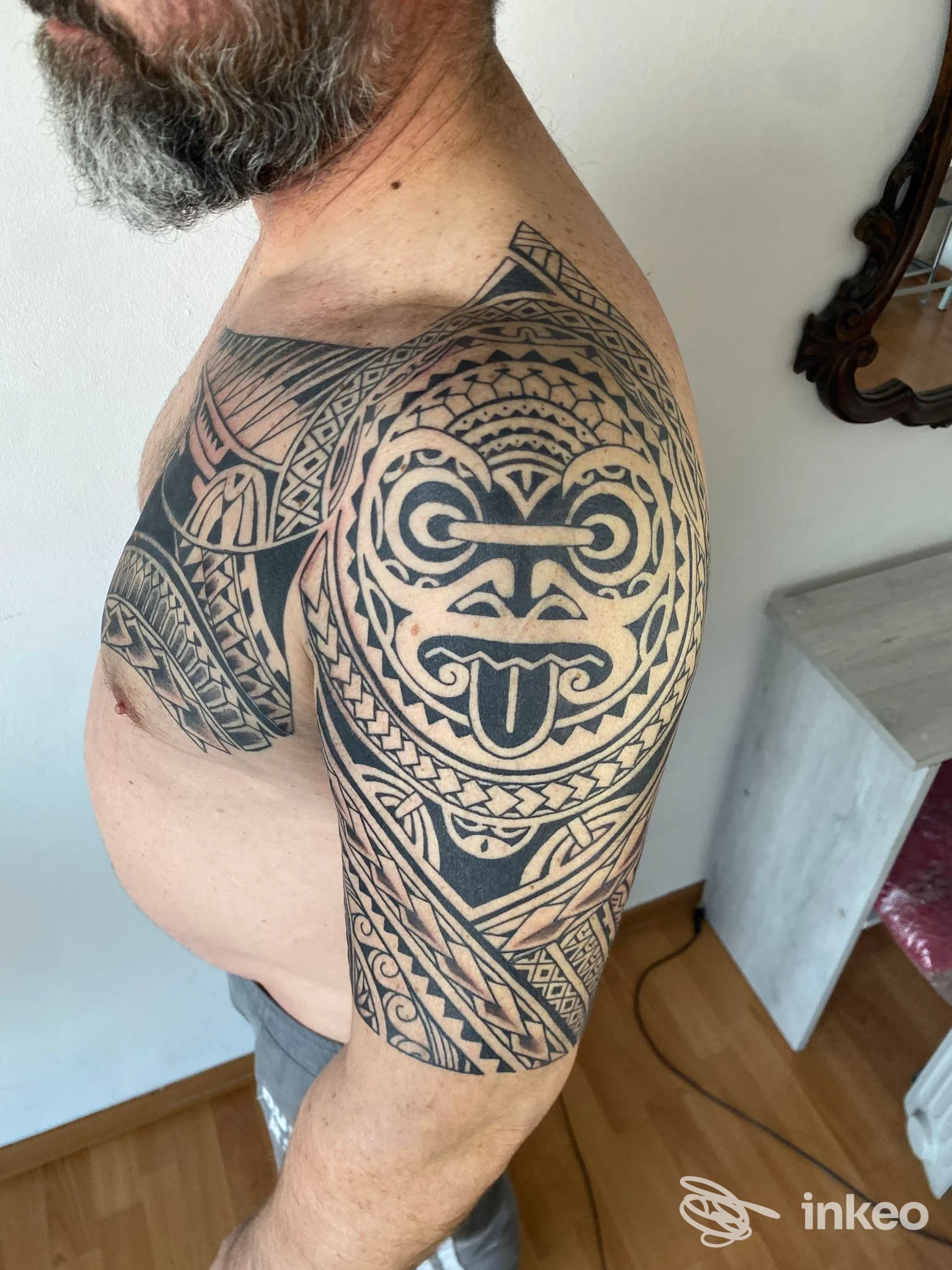 Tatuaggio tribale nero su spalla e parte superiore del braccio, foto fornita da PuraVida tattoo, Quinto.