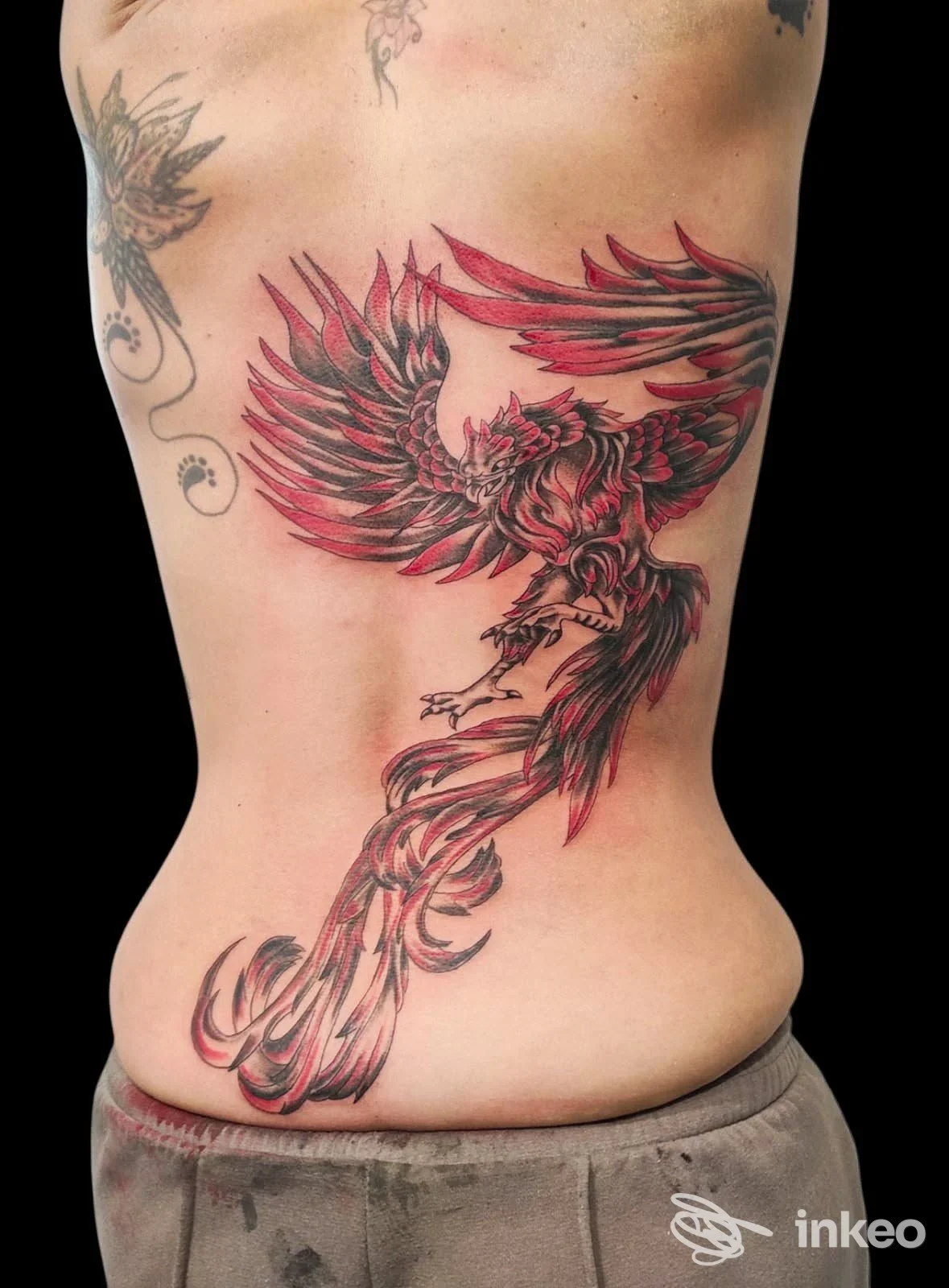 Grande tatuaggio a forma di fenice sul fianco e parte della schiena, fotografia scattata per Raffaello Tattoo, Adria.