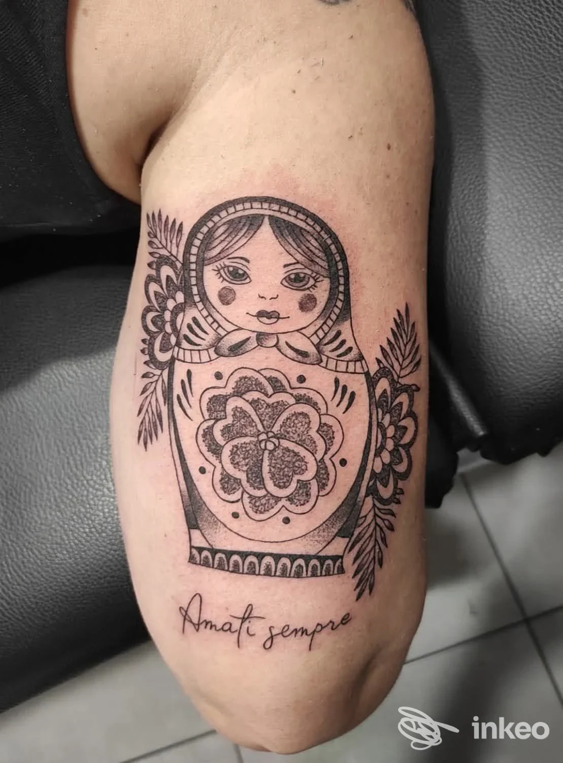 Tatuaggio matrioska in blackwork e puntinato sulla coscia con la scritta «Amati sempre», foto inviata da Raffaello Tattoo, Adria.