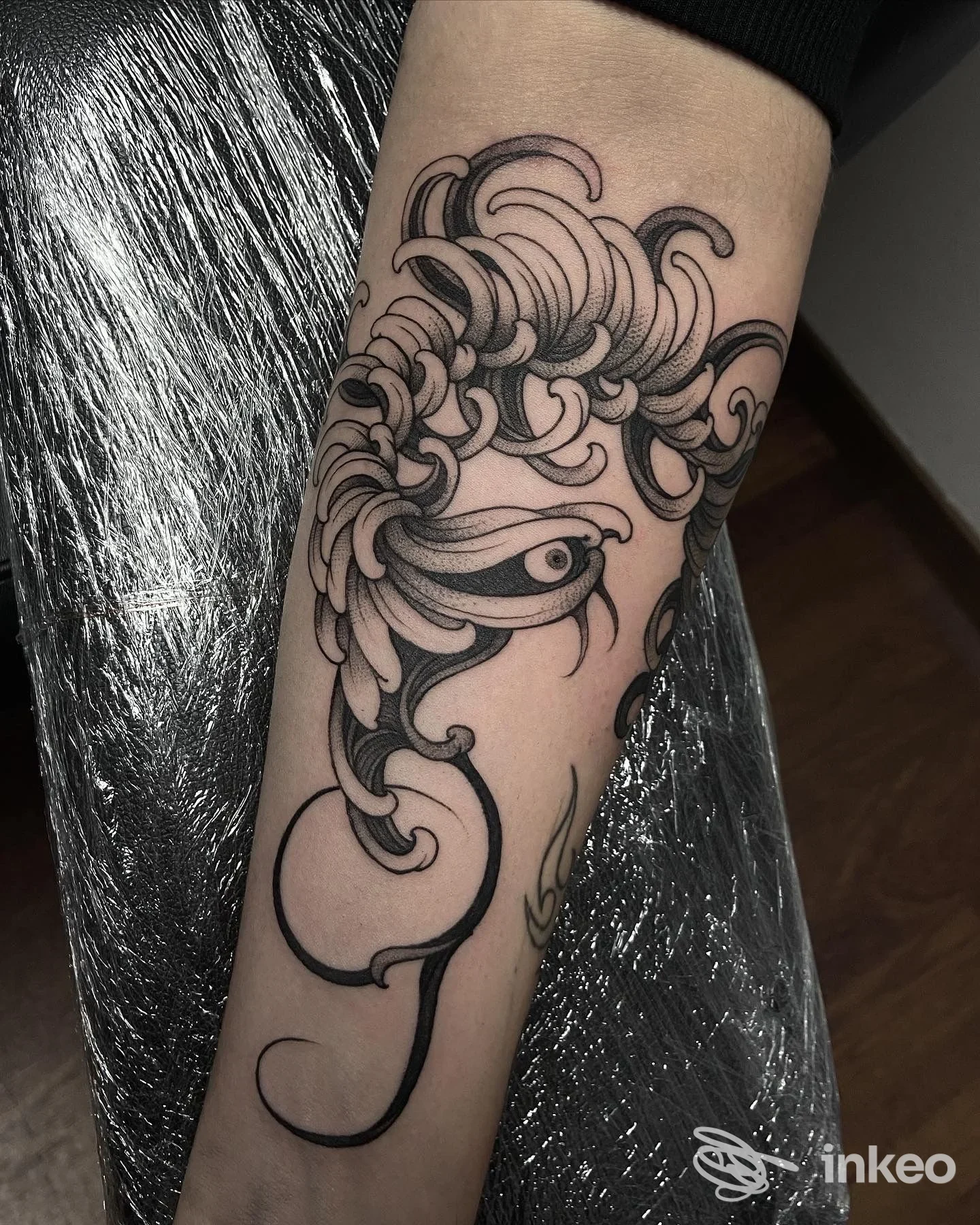 Tatuaggio in bianco e nero sul davanti dell'avambraccio con motivi floreali e linee decorative, foto inviata da SERPE IN SENO TATTOO, Badoere.