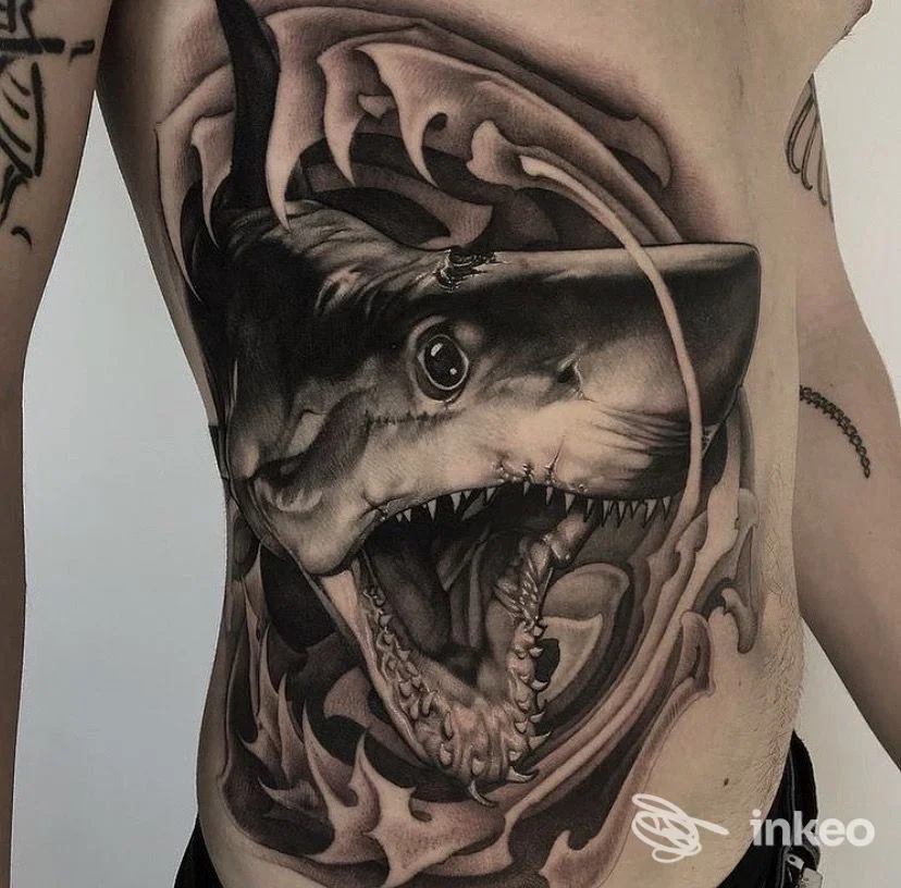 Grande tatuaggio realistico in bianco e nero di uno squalo sul fianco e addome, SERPE IN SENO TATTOO, Badoere.