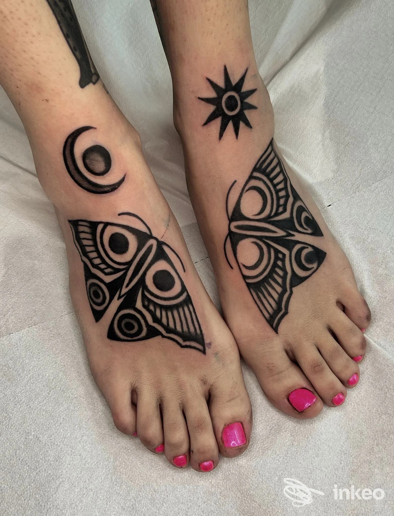 Tatuaggi blackwork geometrici sul dorso di entrambi i piedi con luna e stella; STIGMATA TATTOO, Castelfranco Veneto.