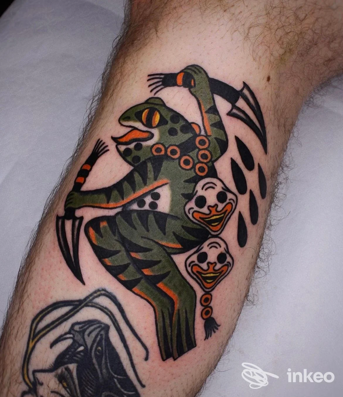 Tatuaggio a colori sul polpaccio con figura stilizzata verde e dettagli arancioni, opera di STIGMATA TATTOO, Castelfranco Veneto.