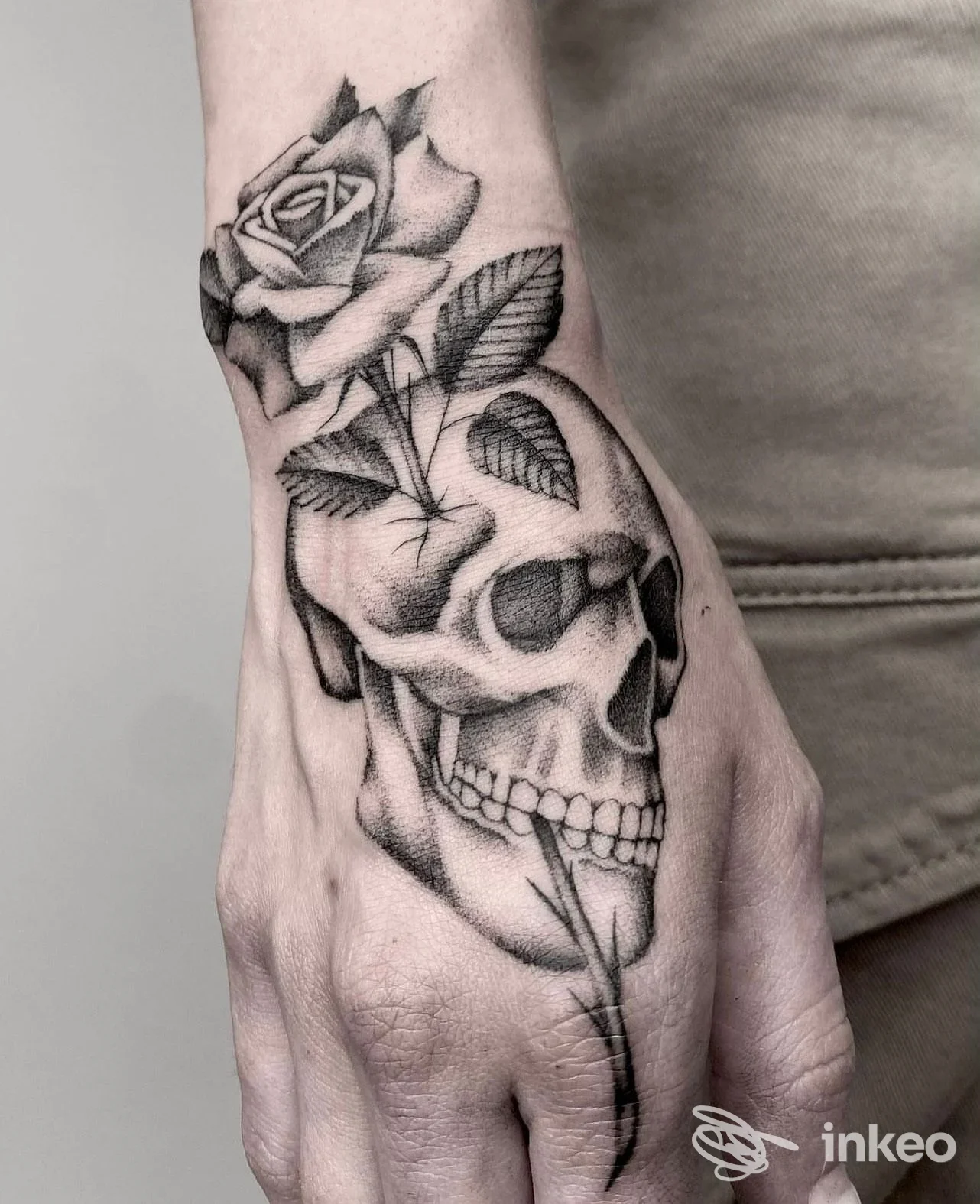 Dettaglio del tatuaggio sul dorso della mano con teschio e rosa, realizzato da SUMISURA TATTOO STUDIO a Solesino; lavoro in blackwork e dotwork.