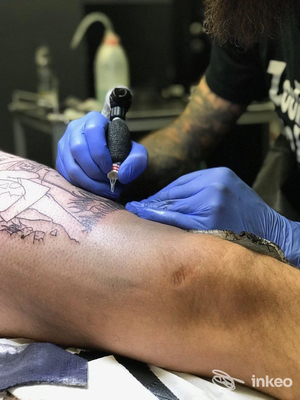 Tatuaggio in corso con linee nere sulla coscia, ripreso nello studio Saint Anthony Tattoo Studio a Padova.