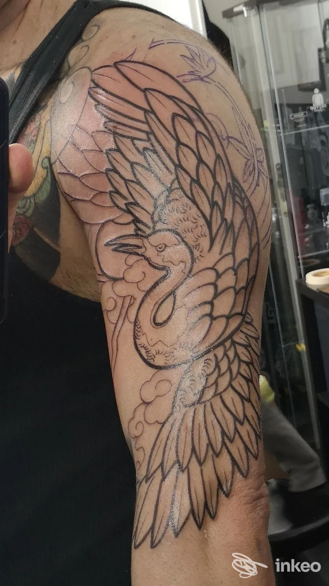 Foto del tatuaggio a linee di un grande uccello sul braccio/spalla, Saint Anthony Tattoo Studio, Padova.