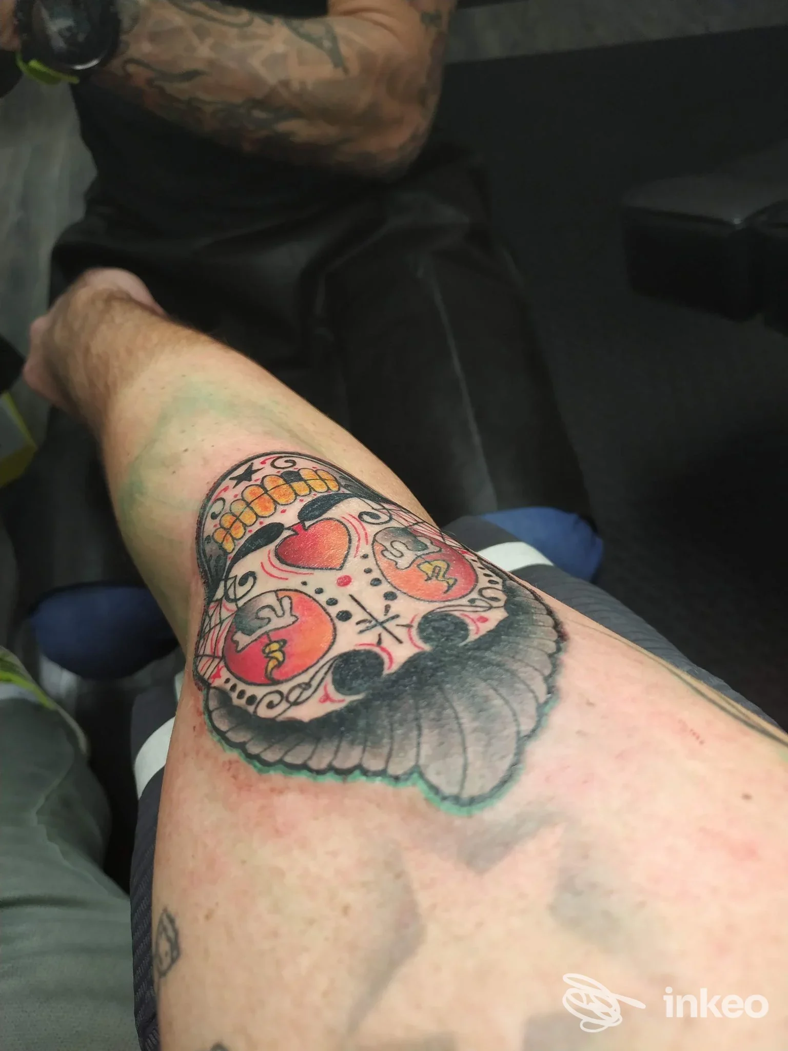 Tatuaggio sugar skull colorato sull'avambraccio, foto fornita da Saint Anthony Tattoo Studio a Padova.
