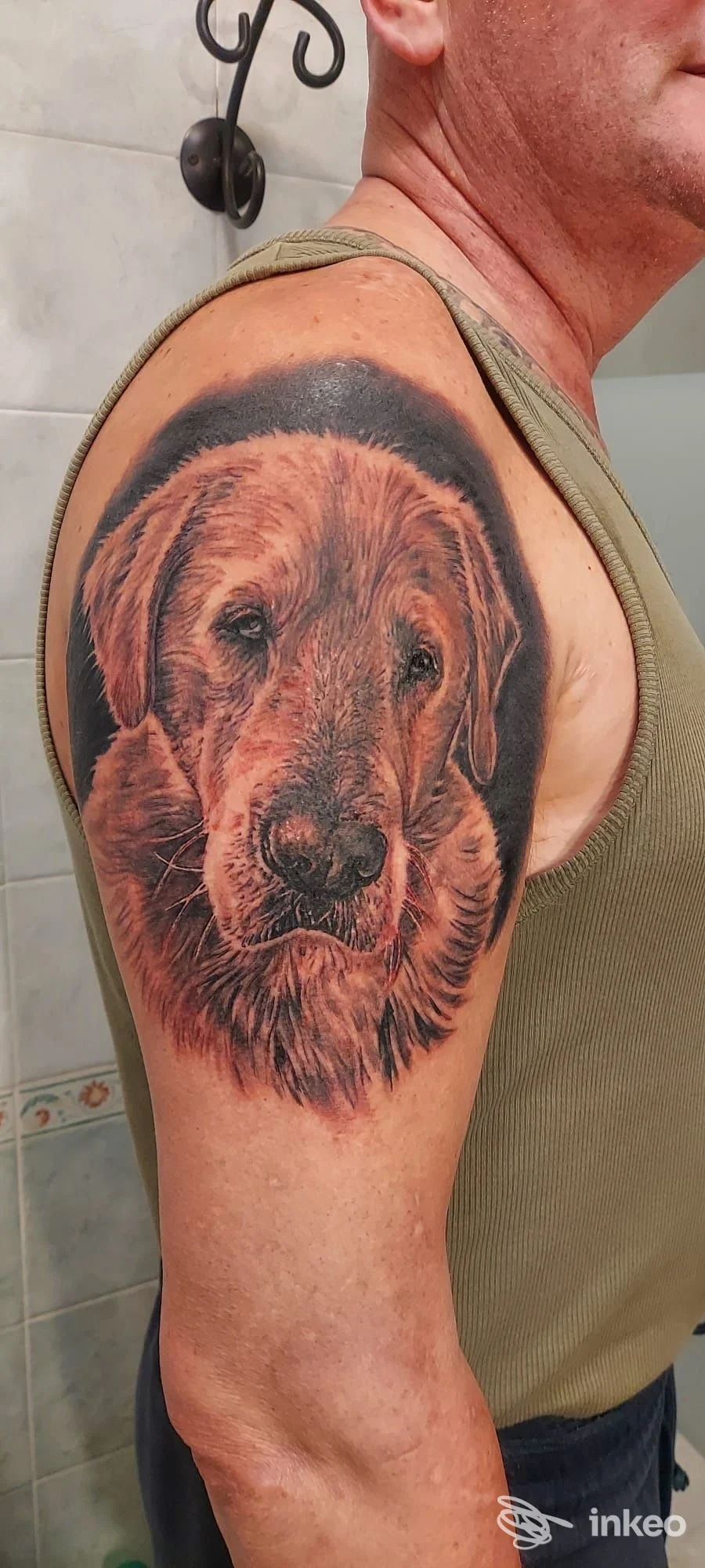 Ritratto realistico di un cane tatuato sul braccio superiore, foto inviata da Scolopender Tattoo a Camalò.