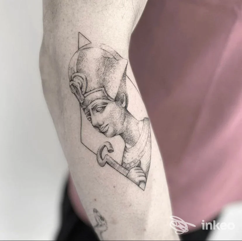 Tatuaggio ritratto egizio in linework e dotwork sull'avambraccio, Shader Loopus Tattoo Studio, Bassano del Grappa