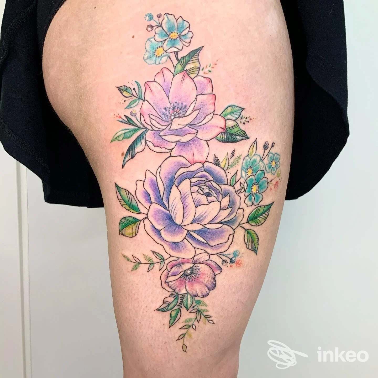 Tatuaggio floreale colorato sulla coscia, realizzato da Silvietta tattoo a Soave.