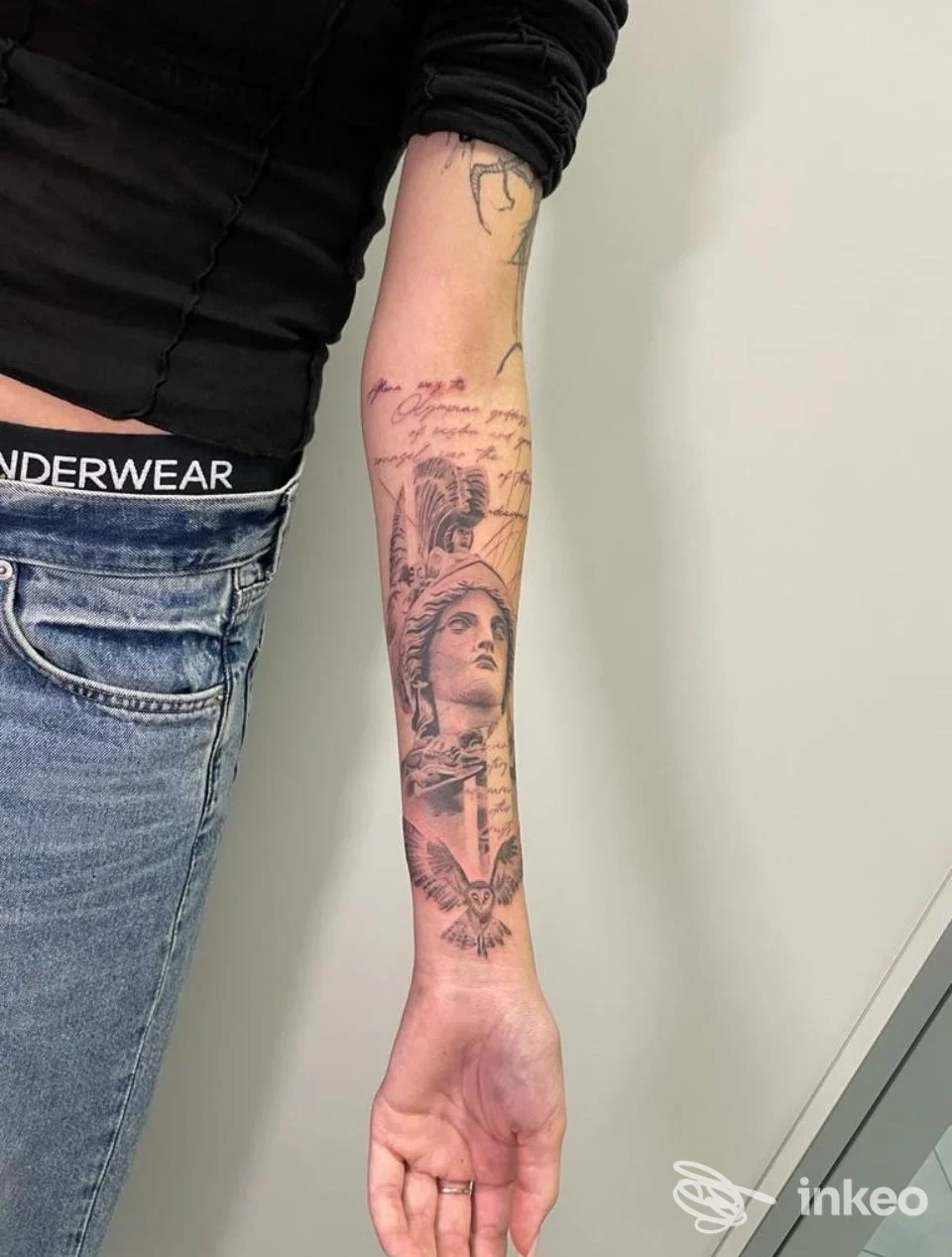 Primo piano dell'avambraccio con tatuaggio realistico in nero e grigio, opera mostrata dallo studio Sketch Tattoo, Cerea.