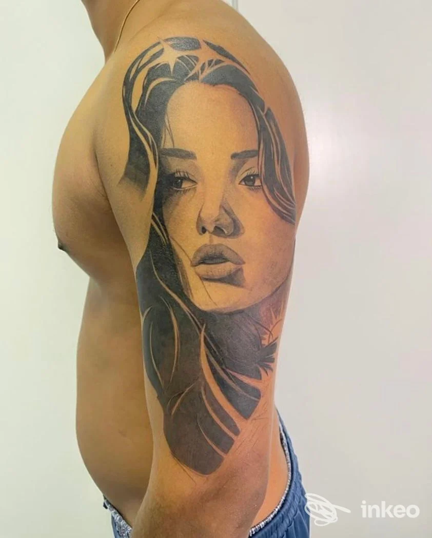 Tatuaggio realistico in bianco e nero di un volto femminile sul braccio, foto fornita da Sketch Tattoo a Cerea.