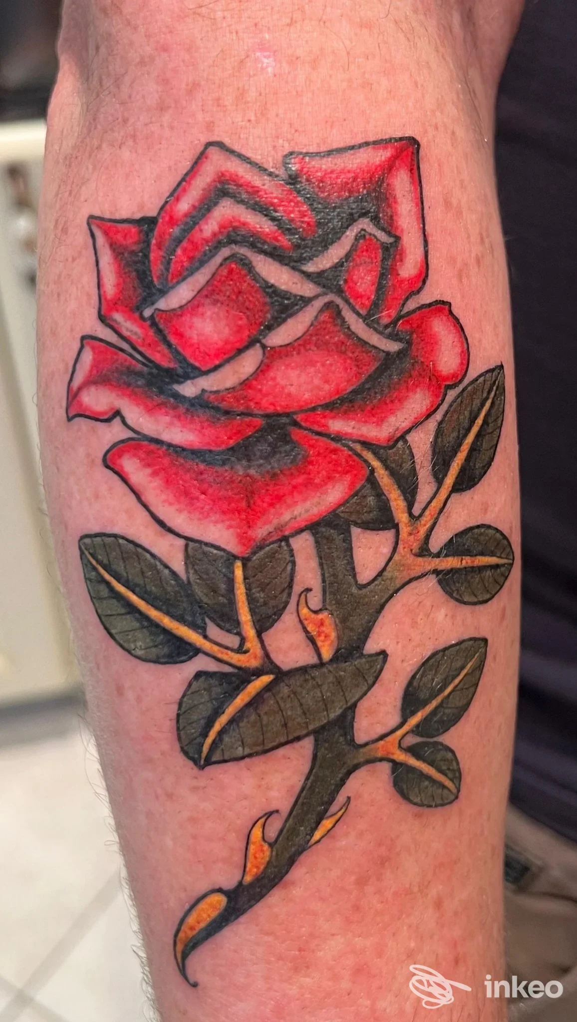 Tatuaggio a colori di una rosa stilizzata sull'avambraccio. Smile Tattoo House, Vicenza.