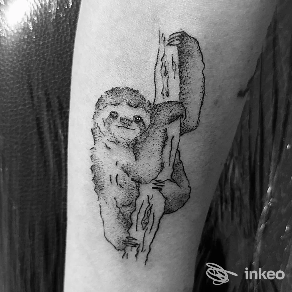 Tatuaggio di un bradipo in stile dotwork sull'avambraccio, foto inviata da Restart Tattoo, Verona.