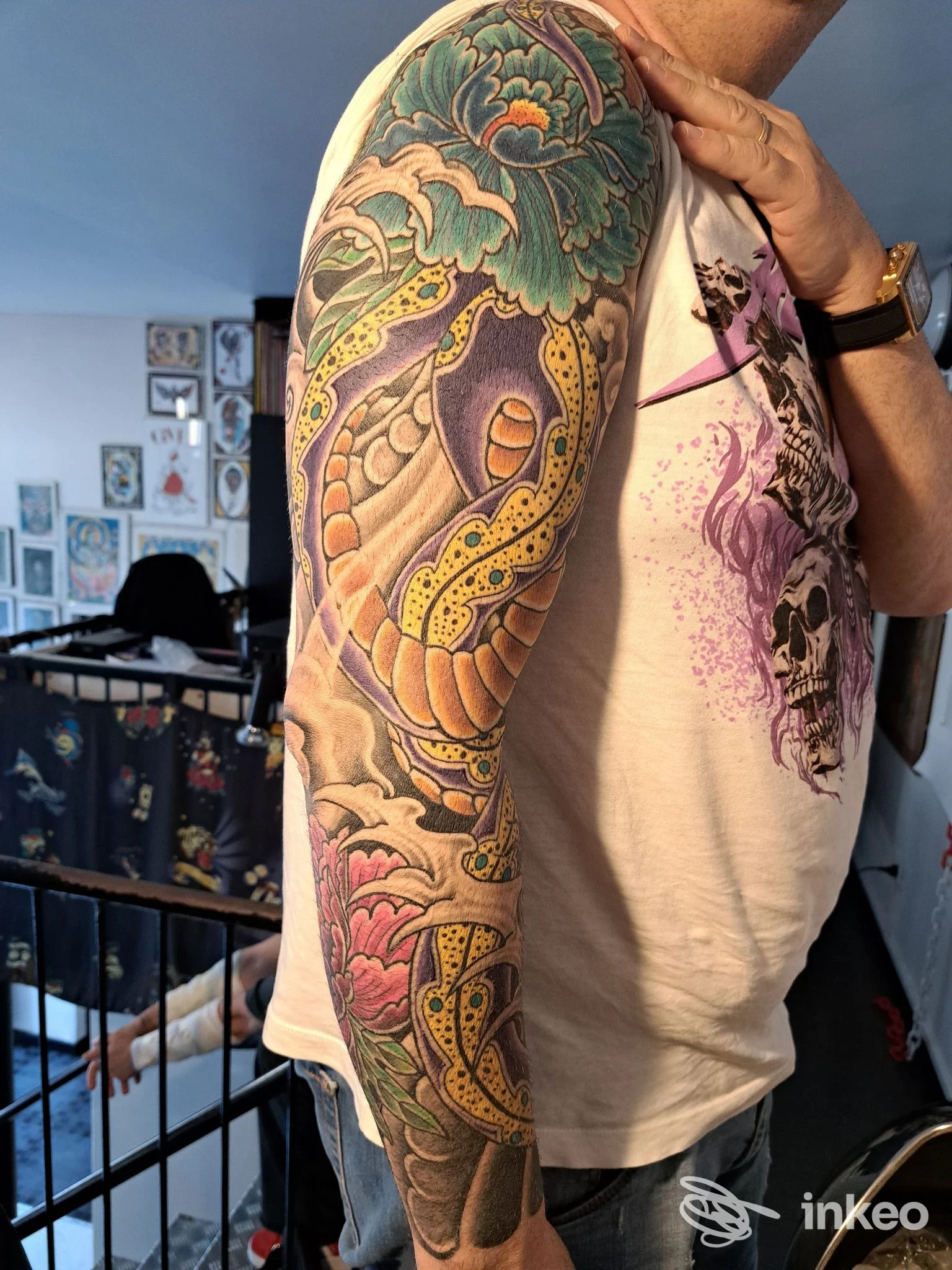 Tattoo colorato su braccio sinistro con motivo serpente/dragone, visibile dalto spalla al polso, nello studio Black Hole.