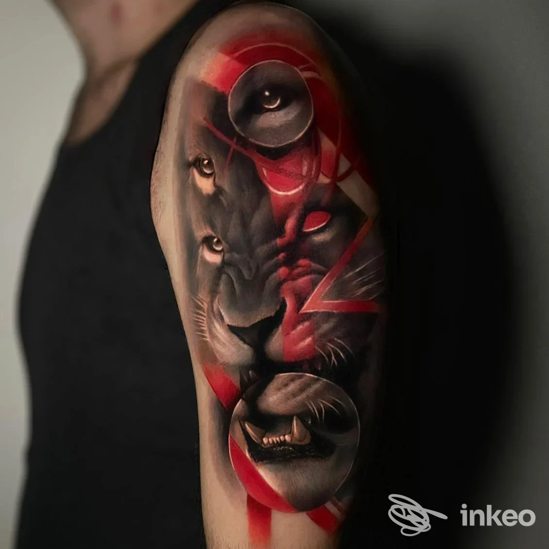 Tatuaggio realistico a manica parziale con volto di leone e inserti rossi, foto fornita da Sartoria dell'Inchiostro tattoo lab a Mestrino.