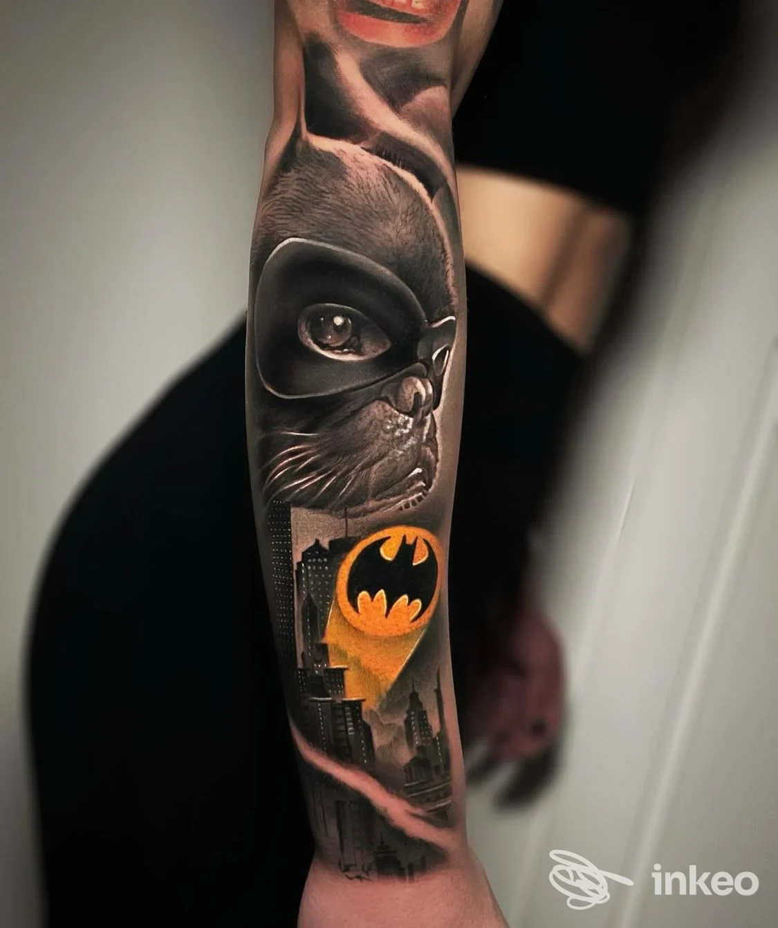 Tatuaggio realistico su avambraccio con Catwoman e simbolo di Batman, Sartoria dell'Inchiostro tattoo lab, Mestrino.