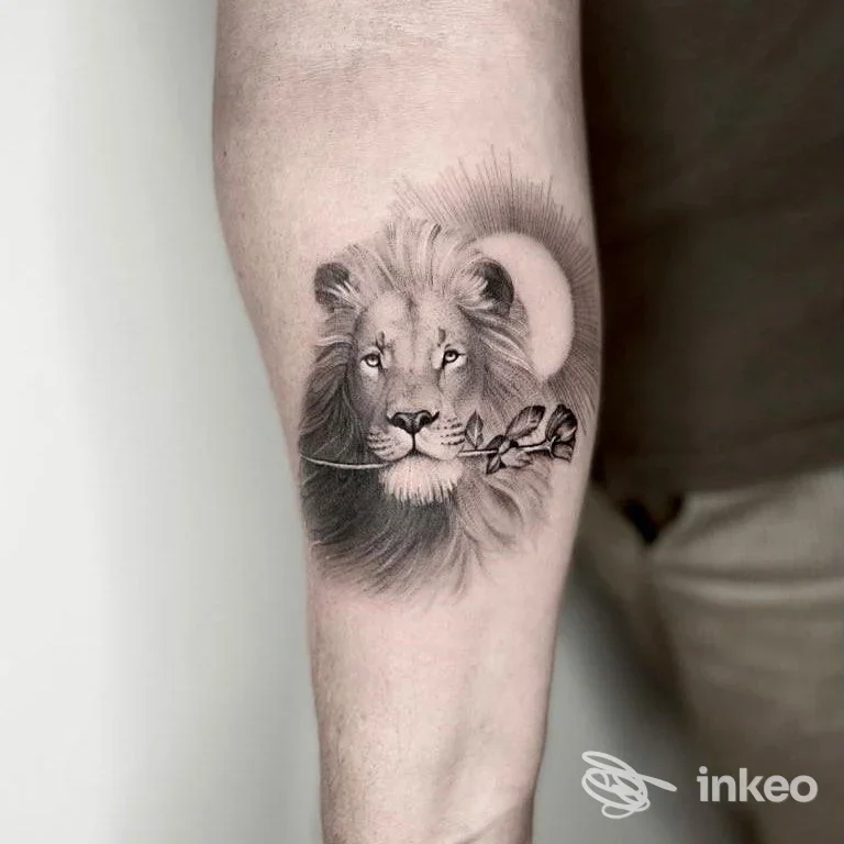 Tatuaggio realistico di leone in nero e grigio sull'avambraccio, realizzato da Sartoria dell'Inchiostro tattoo lab a Mestrino.