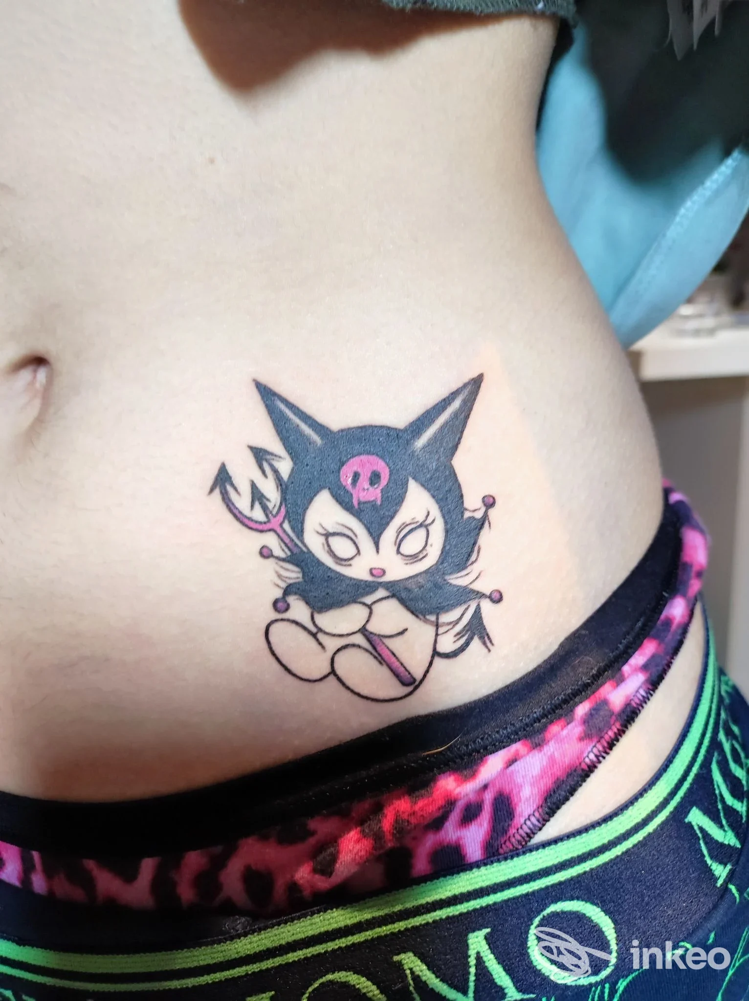 Tatuaggio cartoon su fianco: personaggio felino nero e rosa, Skin up tattoo, Albaredo.